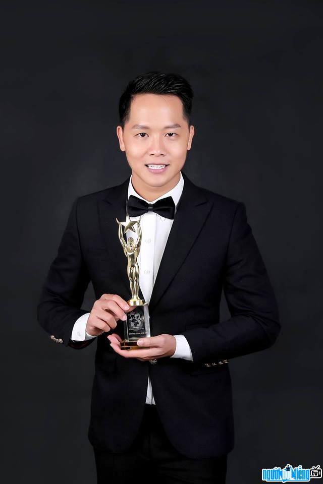  Choreographer Dang Tien Thuan received the Best award Model Trainer international