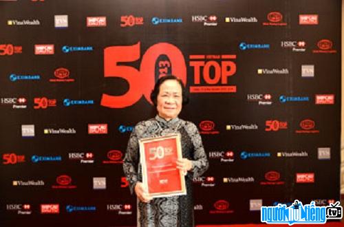 Bà Phạm Thị Việt Nga với chứng nhận Top 50 doanh nghiệp kinh doanh hiệu quả năm 2012