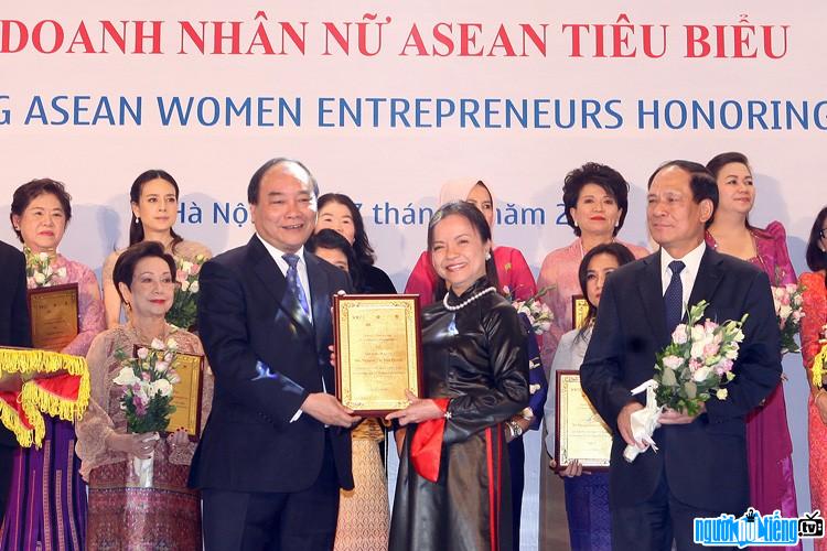 Mrs. Nguyen Thi Mai Thanh was honored to receive the certificate of merit for typical female entrepreneurs from Prime Minister Nguyen Xuan Phuc