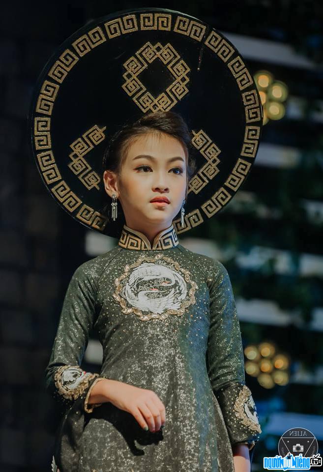Hình ảnh người mẫu nhí Lê Huyền Vy đang trình diễn trang phục áo dài truyền thống