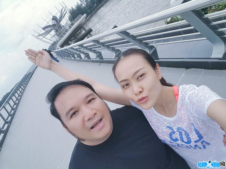  Composer Nguyen Ha's wife showing off travel photos