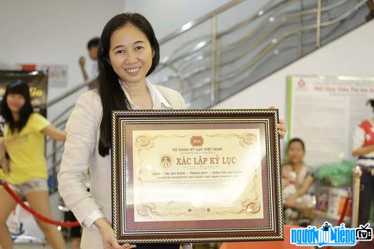  Businesswoman Le Minh Trang receiving a certificate to set a record