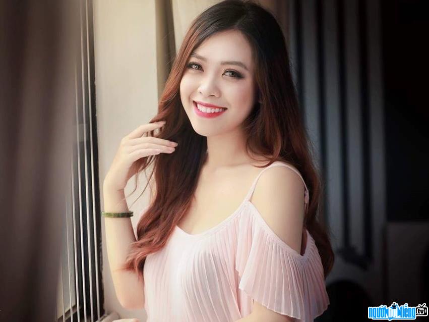Hình ảnh hot girl Phan Cẩm Ly với nụ cười rạng rỡ
