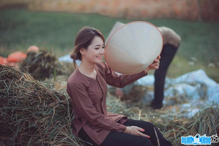 Hot girl Le Thu Huong is daring in a brown dress with black pants