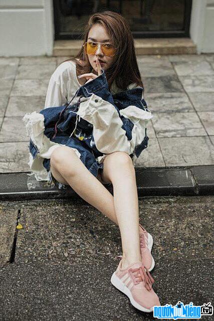 Hot image girl San Nguyen personality with street fashion taste