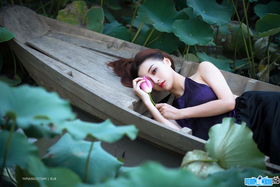 Hình ảnh hot girl Kim Lê tạo dáng cùng hoa sen