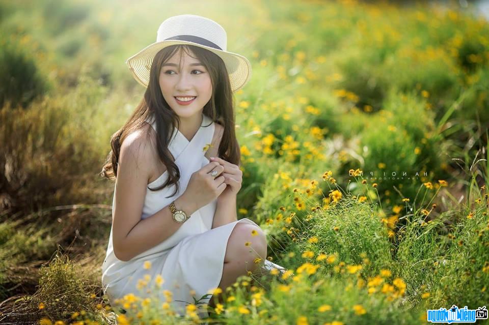 Hình ảnh hot girl Nguyễn Bảo Thoa đọ sắc cùng hoa