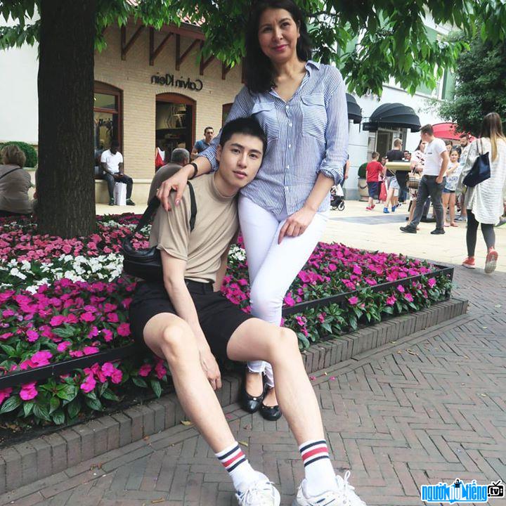 Vlogger Ryuichi Pham with his mother