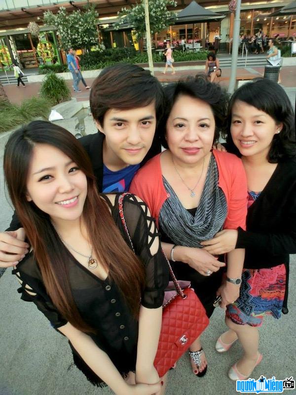 Hot girl Ong Thoai Lien took a photo with her brother's mother and sister