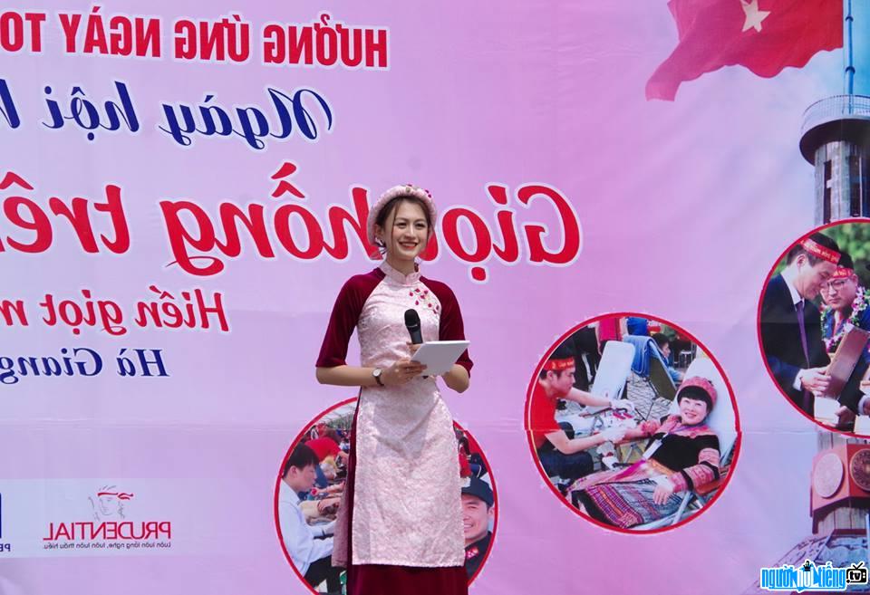 Hình ảnh Hoa Khôi Trần Minh Phương Thảo làm MC trong một chương trình gần đây