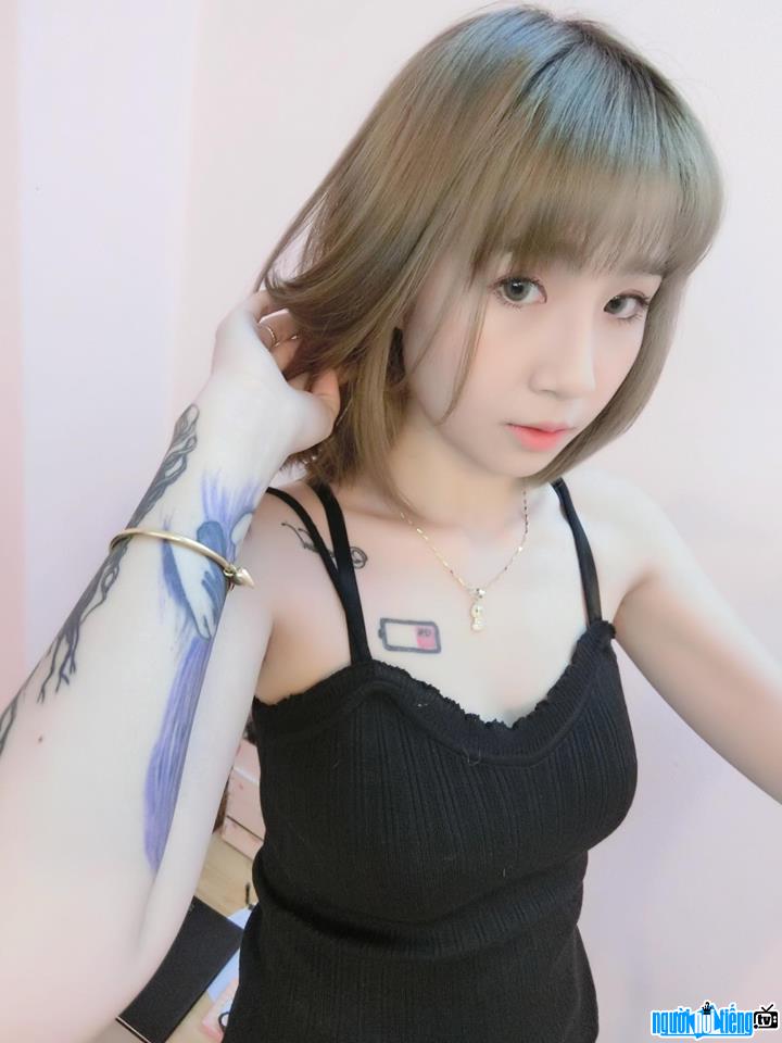 Hot tattoo girl image of Le Kim Linh showing tattoos on her arms and chest