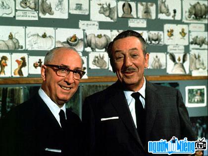 Walt Disney bên người anh trai của mình