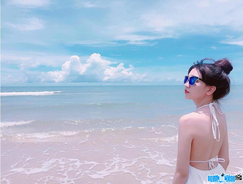 Bức ảnh hot girl Hồ Ngọc Ý Nhi tạo dáng dưới biển