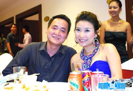 A photo of actress Quynh Tu with her husband