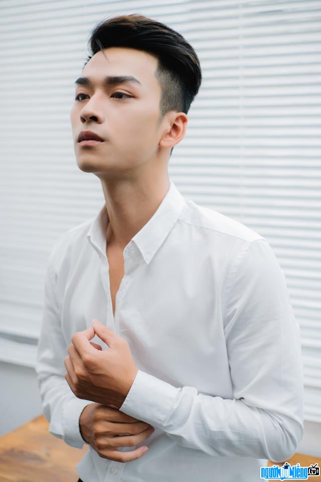  Acting image Actor Tuan Nghia is elegant with a white shirt