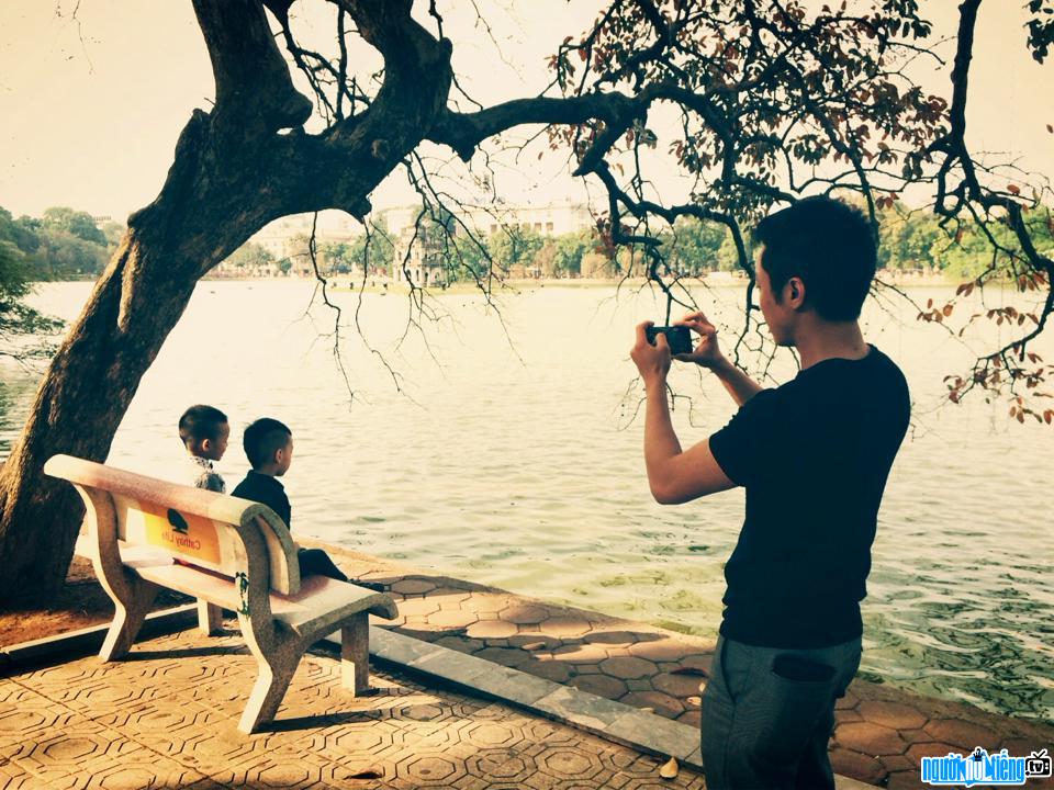 Hình ảnh doanh nhân Cường đô la đang đưa con trai đi chơi ở Hồ Hoàn Kiếm