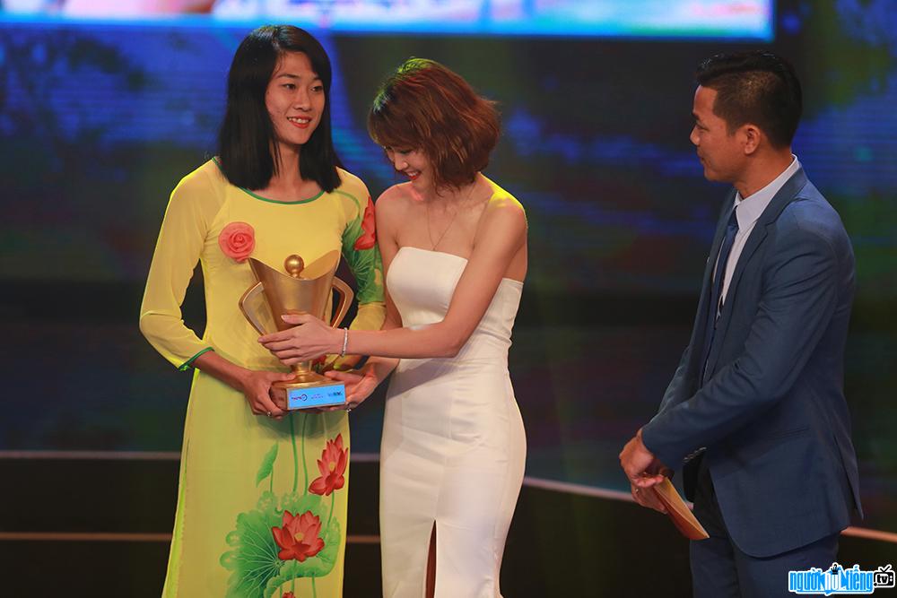 Hình ảnh Tú Chinh nhận giải "Vận động viên trẻ xuất sắc nhất" tại đêm Gala Cúp Chiến thắng