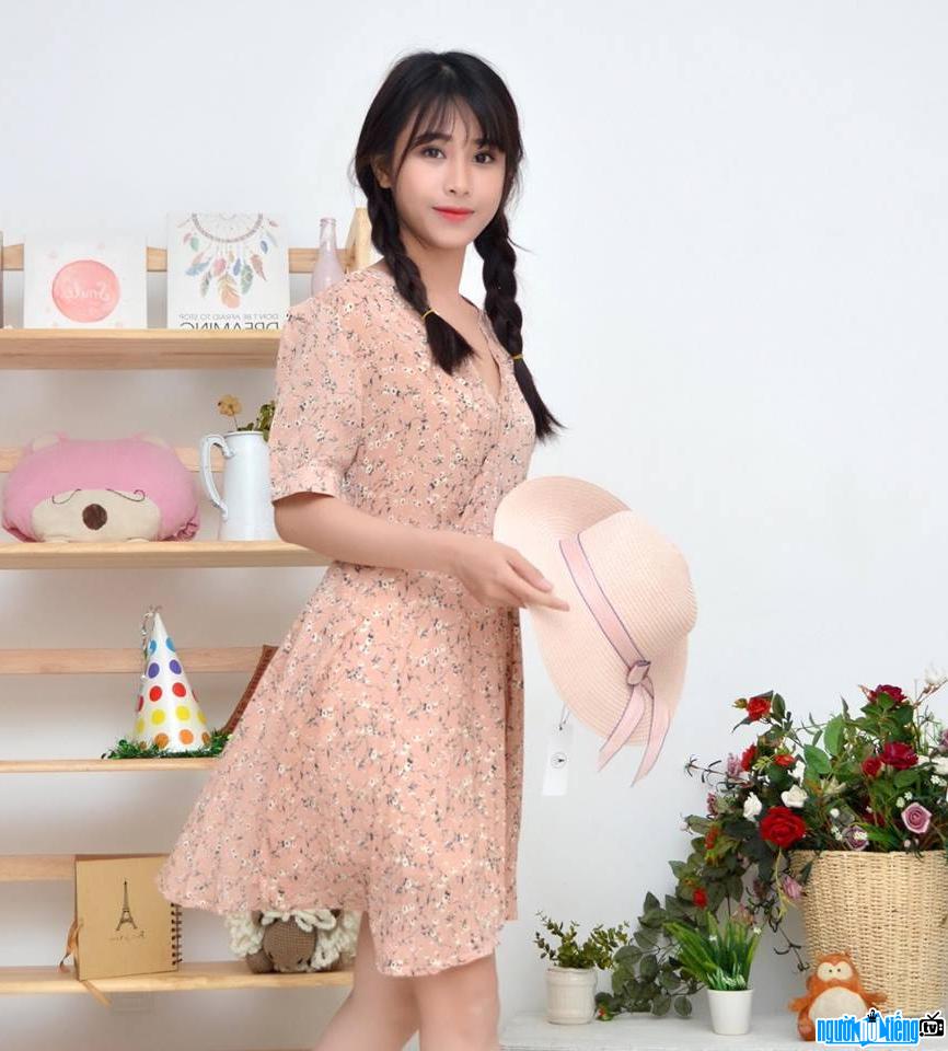 Hot girl Phương Dung là người mẫu quảng cáo cho nhiều shop thời trang online