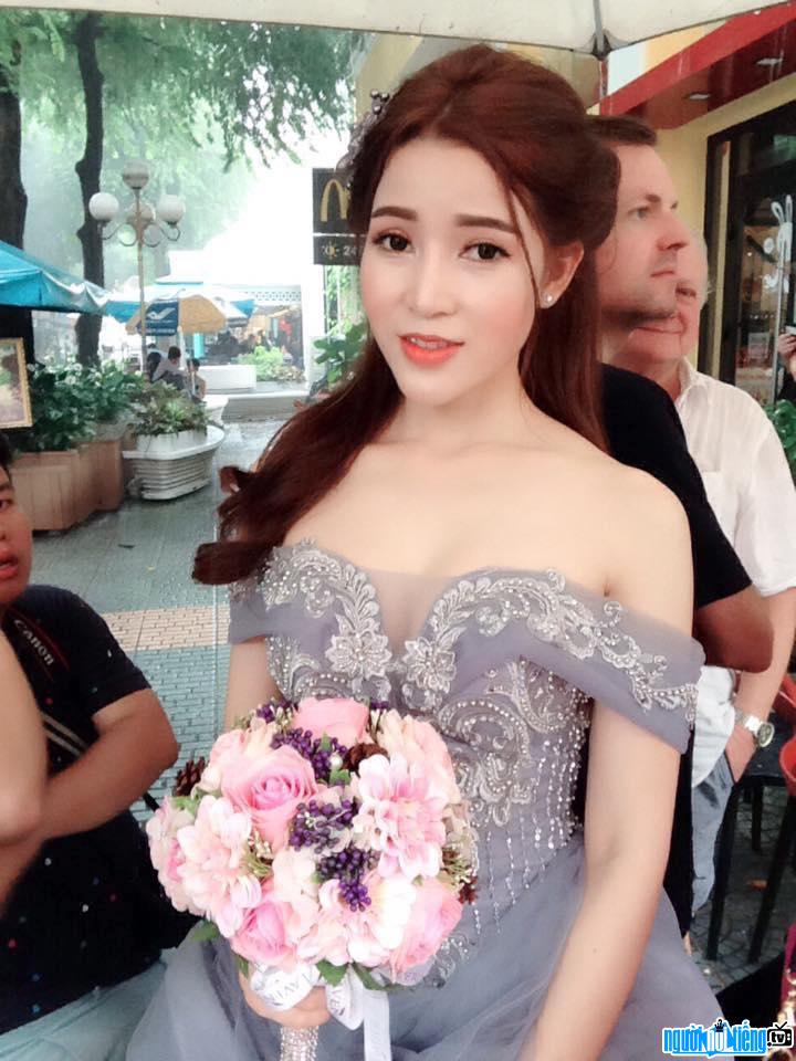 The image of fashion beauty Pham Thi Thanh Hien appeals to her with an off-shoulder dress