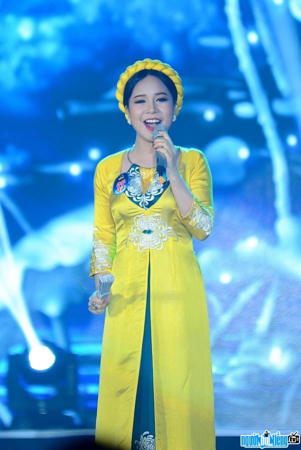  Thu Hang is the youngest contestant in the Sao Mai 2015 contest. Close-up of the beautiful beauty of singer Thu Hang