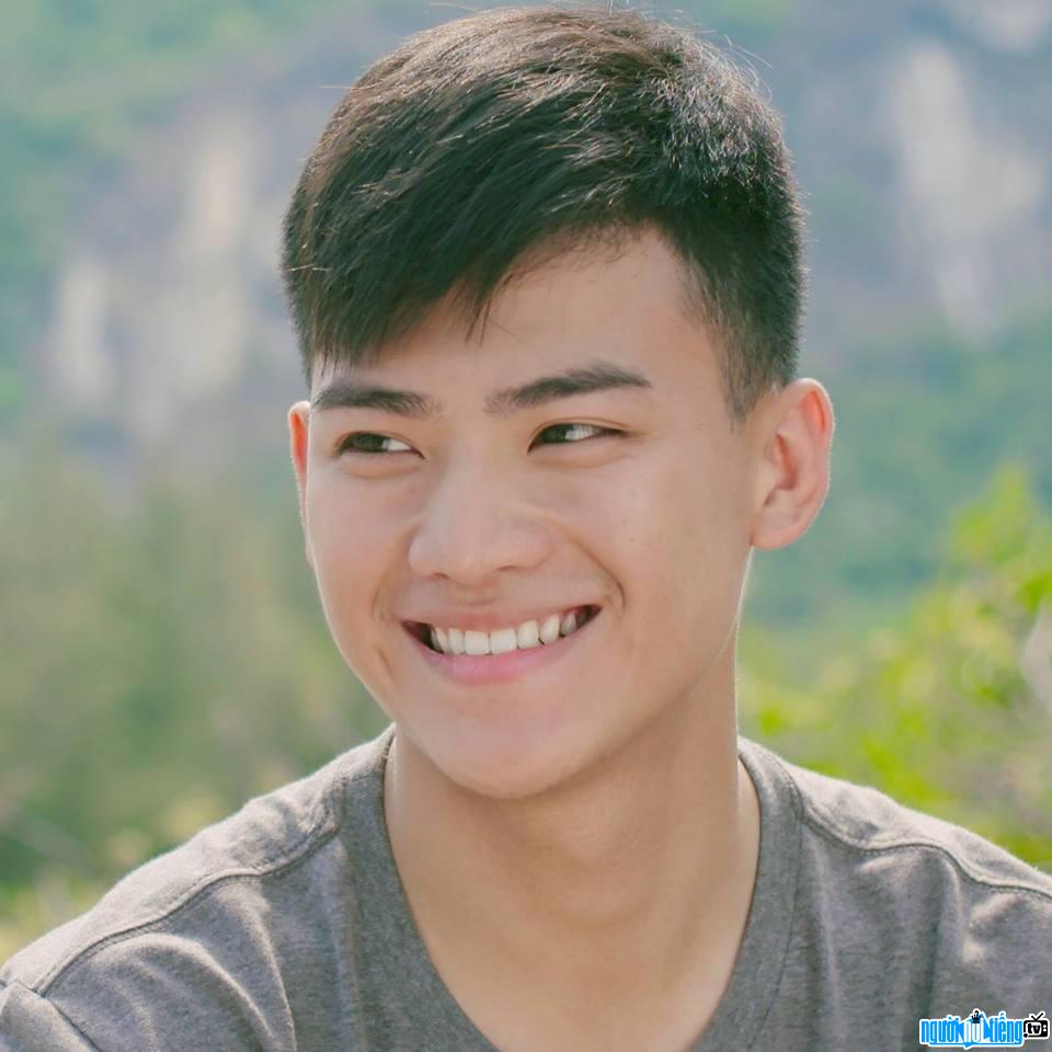 Hình ảnh diễn viên Châu Trọng Tài với nụ cười trong sáng