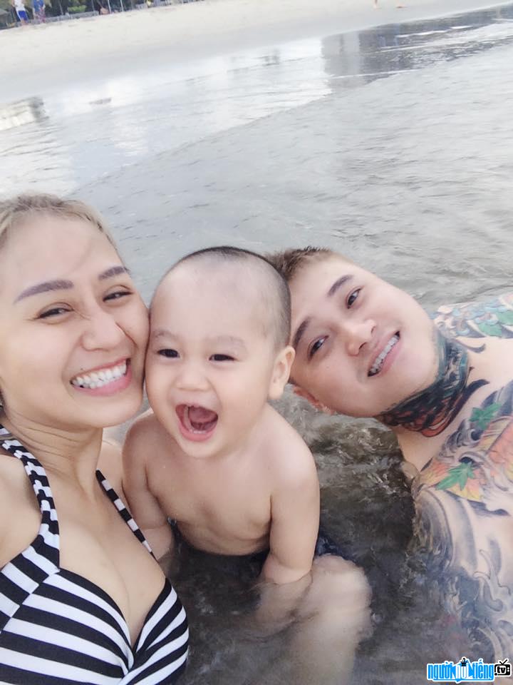  Photo of DJ Tien Moon happy with her husband and son