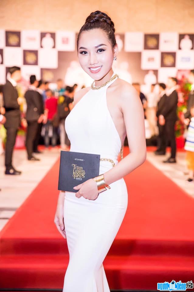  Image of Queen 1 Hoang Thu Thao tenderly in Ao dai