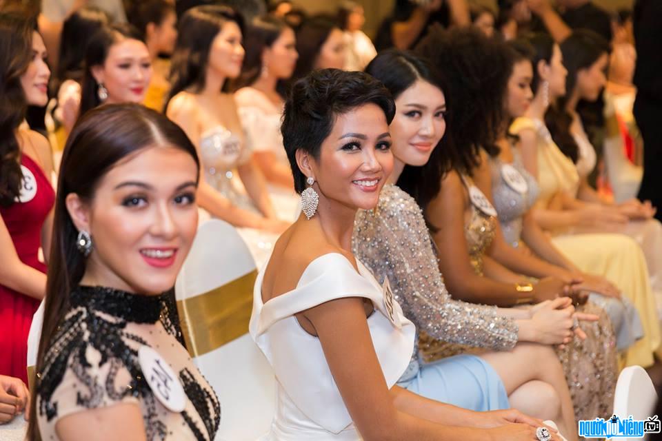 Hình ảnh người mẫu H'Hen Niê nổi bật trong dàn thí sinh Hoa hậu hoàn vũ Việt Nam 2017