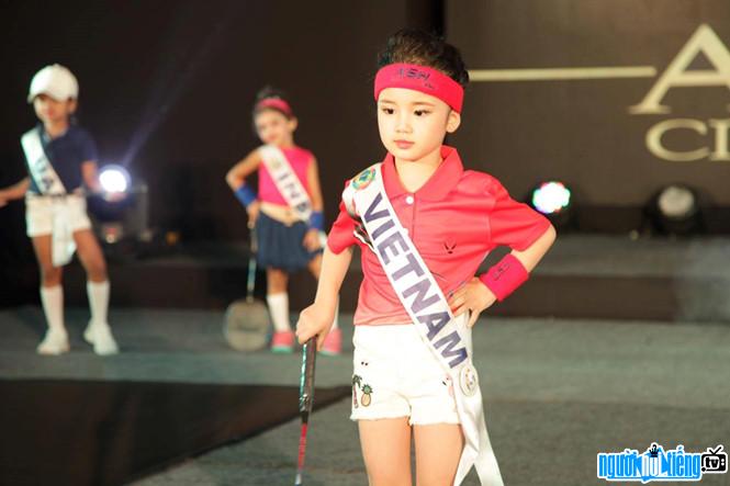  Photo Baby supermodel Bao Anh confidently performs the catwalk on the international stage