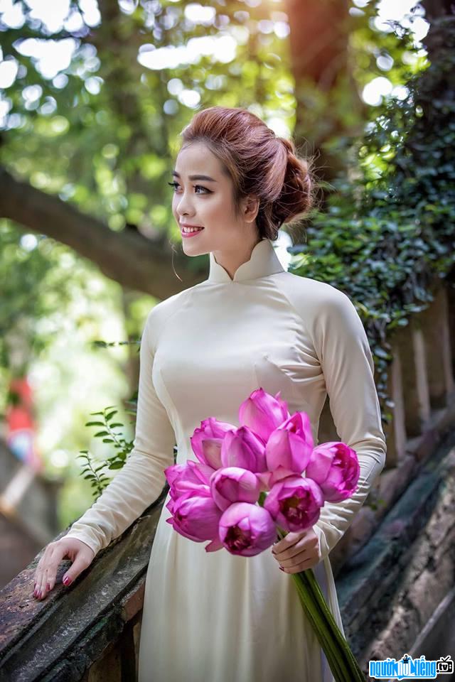 Bức ảnh hot girl Phan Cẩm Ly tạo dáng cùng hoa sen