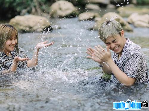  Hot photo of Nguyen Arafat and his girlfriend playing with water