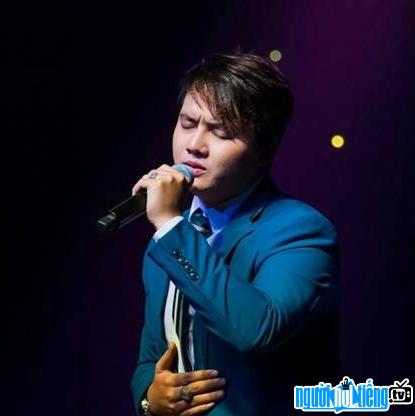  A performance image of singer Quang Hieu