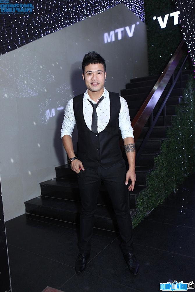  The dashing look of male singer Ngoc Minh
