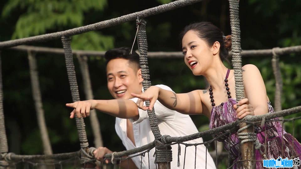 A photo of actress Thuy Duong and her co-star in a movie scene