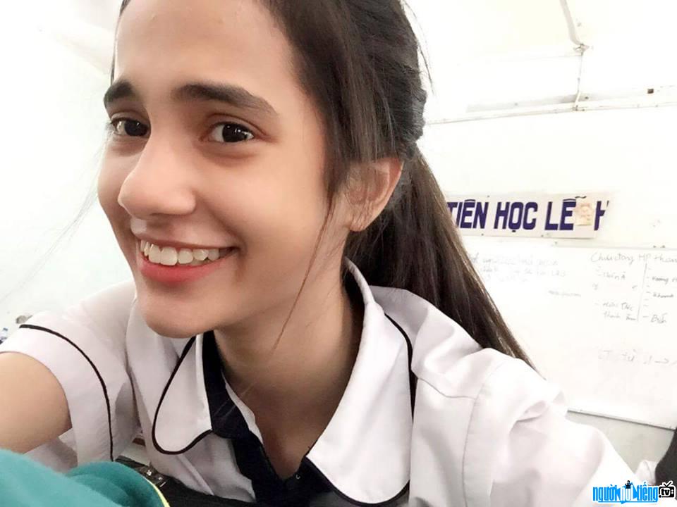  Hot girl Emma Le attracts the online community in her school uniform