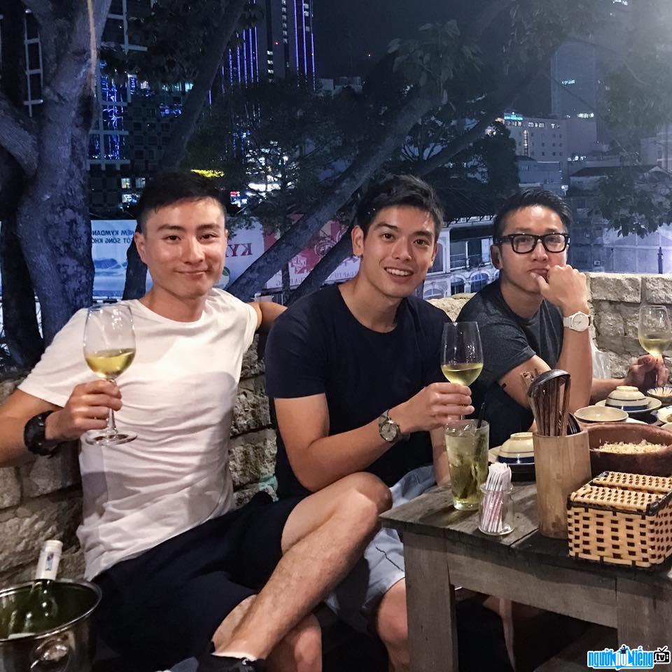 Cyan Nguyễn vui vẻ bên những người bạn của mình
