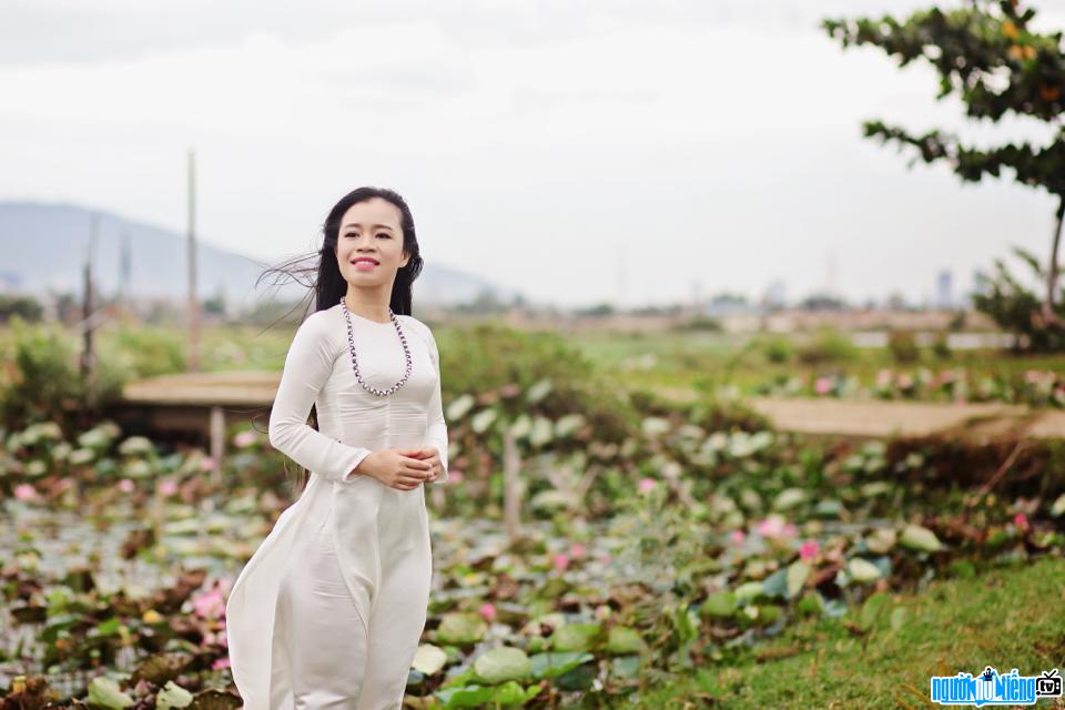  The charm of singer Van Ngan Hoang
