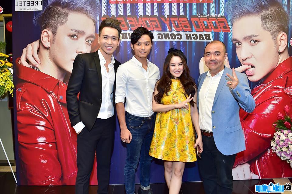 Actor Quoc Thuan with other artists in a recent event