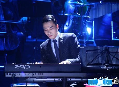 Hình ảnh nhạc sĩ Đỗ Bảo biểu diễn trong một chương trình