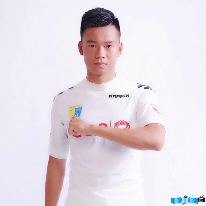 Cầu thủ Nguyễn Thành Chung có khả năng bọc lót tốt