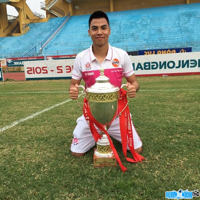 Cầu thủ Phạm Đức Huy ăn mừng Cup vô địch