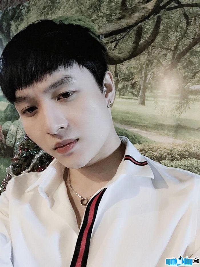 Hot boy Nguyen Hoang Minh is handsome as a picture