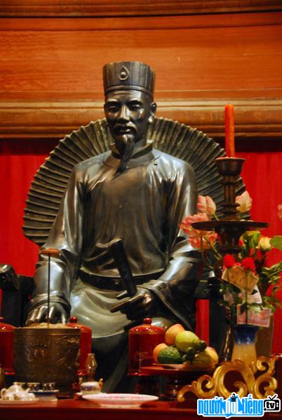  Bronze image of King Ly Thanh Tong