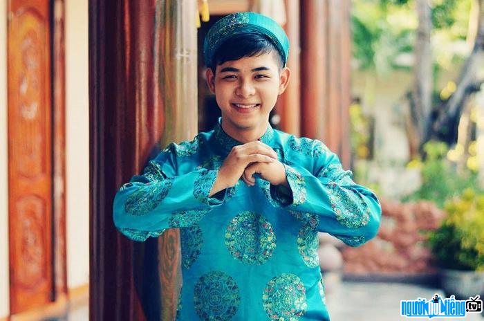  Singer Truong Quan Bao have the same voice and appearance as singer Quang Le