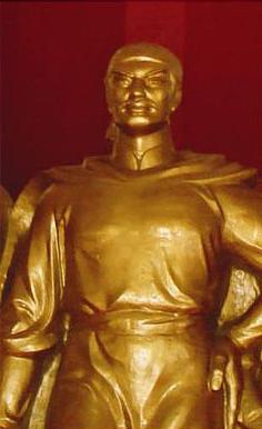  Bronze statue of King Nguyen Nhac