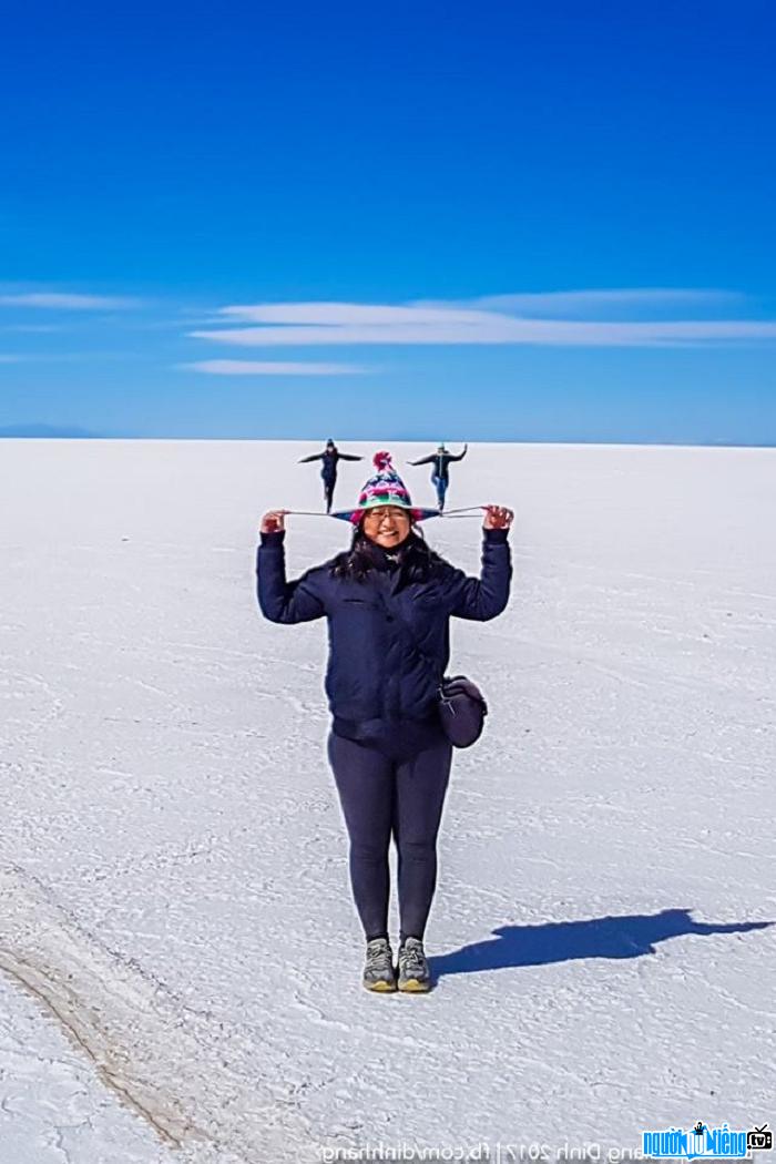 Blogger du lịch Đinh Hằng chụp tại cánh đồng muối tự nhiên lớn nhất Bolivia