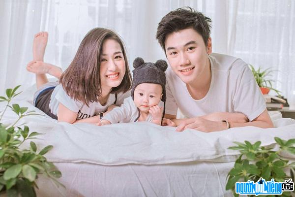 Gia đình hạnh phúc của hot boy Tùng Sơn