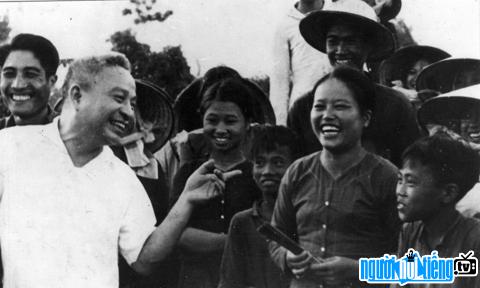 Bức ảnh chính trị gia Trần Quốc Hoàn trong làm việc với người dân