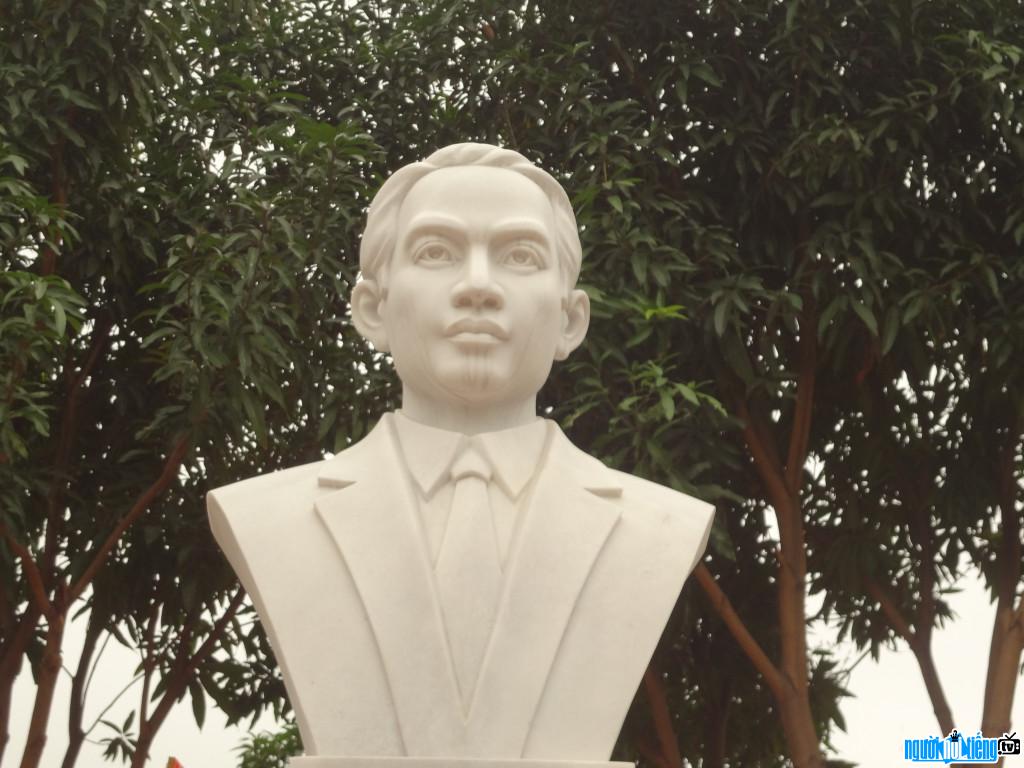  Statue of revolutionary Ha Huy Tap