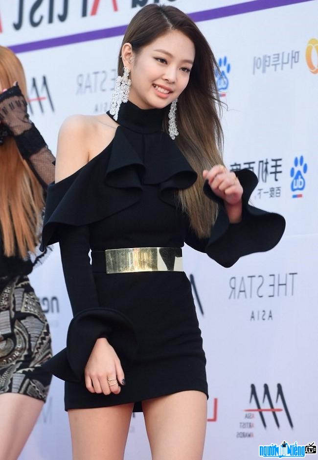  Singer Jennie Kim is very cool in black outfit
